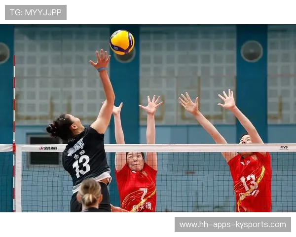 女排救球飞出广告牌还得分：坚韧与惊喜的完美诠释